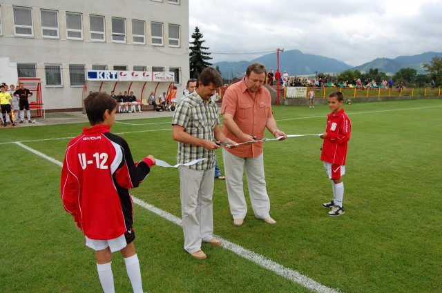 Primátor Ján Blcháč (vpravo) s prezidentom Mestského futbalového klubu Tatran Liptovský Mikuláš Rudolfom Urbanovičom odovzdali pred zápasom do užívania nové sedačky a sociálne zariadenia na štadióne.